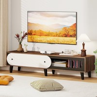 Meuble TV coulissant style Mid-Century, finition noyer, console multimédia avec portes crème et noires, design panneau, gestion des câbles pour salon