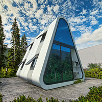 Maison préfabriquée en acier, capsule spatiale triangulaire, résistante au feu et à l'eau, à faible consommation d'énergie, type Apple Pod, pour une maison de vacances complète.