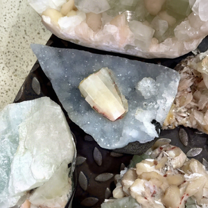 Magnifique spécimen minéral en cluster de cristal d'apophyllite naturelle pour la méditation Reiki, les collectionneurs de minéraux et la décoration intérieure - Product Image 6