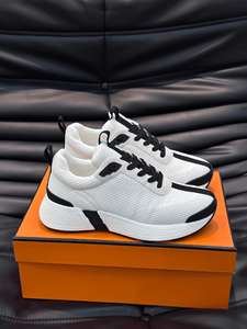 Chaussures de tous les jours avec semelle extérieure antidérapante à rainures, construction supérieure bicolore, amorti doux et soutien, résistantes à l'usure, baskets classiques - Product Image 1