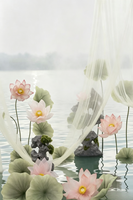 M879 Ensemble de décoration géant en fleurs de lotus en organza, arrangement de lotus artificiel en soie fait main pour vitrine de centre commercial, toile de fond de mariage, et point photo