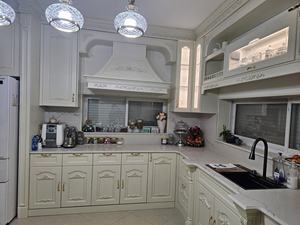 בעיצוב מותאם אישית קלאסי אפר לבן ארון מטבח מעץ מלא לקוורץ עליון עם מחיר מפעל - Product Image 4