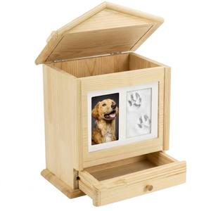 Kotak Kremasi Hewan Peliharaan Bentuk Rumah Modern Bingkai Foto Jejak Kaki Kayu Pinus Solid Tutup Berengsel Kenang-kenangan Anjing Kucing untuk Rumah - Product Image 1
