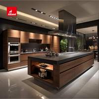 Armoires de cuisine sur mesure haut de gamme Allandgroup, style bois massif noyer noir, éclairage LED à capteur avec armoires en verre et îlot