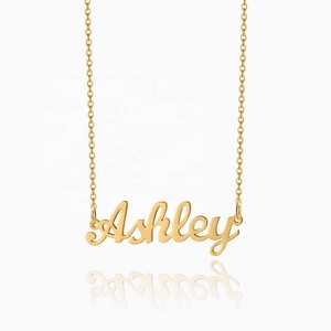 Regalo para <span class=keywords><strong>Abuela</strong></span>: Elegante Collar con Letra de Ala de Ángel Chapado al Vacío y Micro Pavé, Ideal para Propietarias de Boutiques - Product Image 1