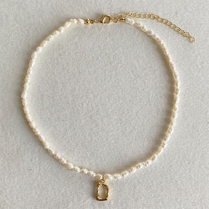 Collier ras <span class=keywords><strong>de</strong></span> cou délicat en perles <span class=keywords><strong>de</strong></span> culture d'eau douce véritable, perles <span class=keywords><strong>de</strong></span> rocaille, lettre initiale dorée A-Z, cadeau pour femme - Product Image 4