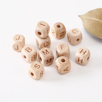 Dés sculptés au laser 20mm 50mm personnalisés en gros DIY bois couleur hêtre carré et Cube bois anglais 26 lettres lettre dés avec trous