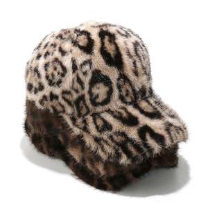 قبعة جديدة للخريف والشتاء دافئة مقاومة للرياح ، قبعة فرو صناعي منفوشة مطبوعة بنمط نقاط للحيوانات البرية من الصوف القطيفة - Product Image 1