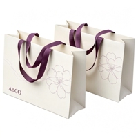 Sac en papier kraft recyclable de luxe pour boutique de vêtements, logo personnalisé imprimé avec cordon en ruban pour l'emballage alimentaire et les cadeaux