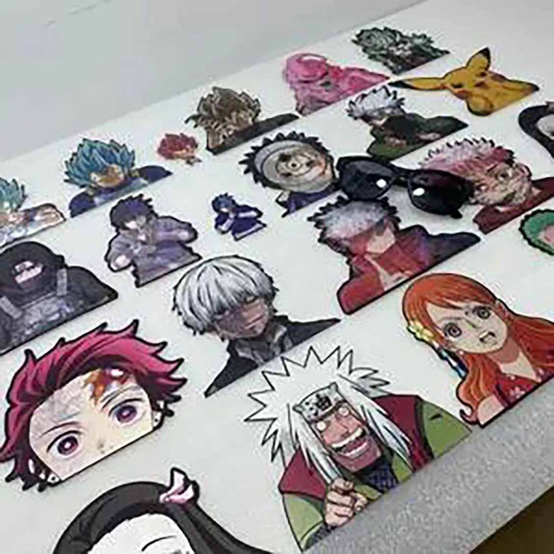 2023 più di 1,000 disegni impermeabili Mario Anime Peeker Car decalcomanie Sticker Kimetsu No Yaiba Demon Slayer