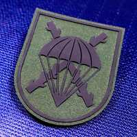 Fabricant d'accessoires personnalisés : logos en caoutchouc, étiquettes tissées en polyester, patchs en PVC et silicone, sérigraphie, velcro
