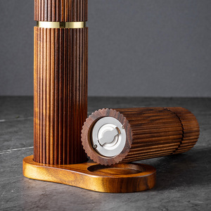 Ensemble moulin à sel et à poivre manuel réglable en bois naturel de 8 pouces, personnalisable, avec broyeur en céramique, accents dorés, cadeau écologique - Product Image 6