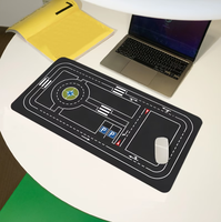 Tapis de souris de jeu XXL Future Track - Tapis de bureau extra-large avec zone de stationnement et feux de circulation, surface durable 90x40cm