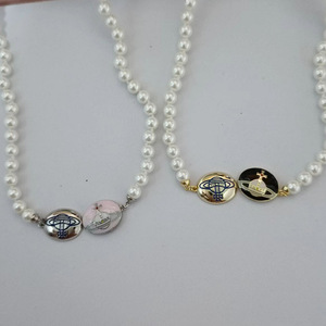 Collar de Perlas de Cerámica Esmaltada con Diseño de Saturno, Estilo Reina Occidental Vivienne, Joyería de Lujo para Mujer, Chapado en Oro, Venta al Por Mayor - Product Image 1