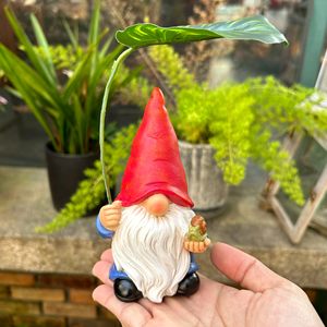 Tuinkaboutersbeeldje met bladerenparasol, buitendecoratie voor kaboutersliefhebbers & tuinliefhebbers - Product Image 1