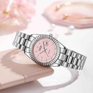 Montre pour femme avec lunette cannelée et bracelet en acier, un élément de joaillerie sophistiqué doté d'un affichage de la date. - Product Image 4