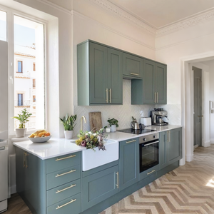 Armoires de cuisine de luxe personnalisées BALOM - Armoire de cuisine de style rétro français avec <span class=keywords><strong>quincaillerie</strong></span> en laiton et tiroirs à extension complète - Product Image 5