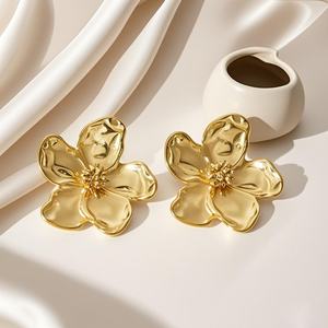 Moda europea americana 18K orecchini a fiori in acciaio inossidabile di fascia alta alla moda All-Match per le donne anniversario Non sbiadito - Product Image 2