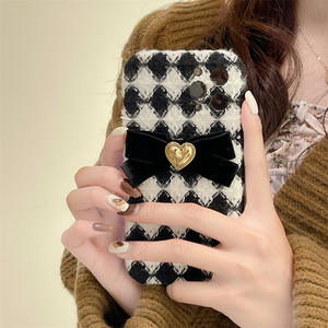Coque de téléphone en peluche Argyle vintage avec nœud en <span class=keywords><strong>velours</strong></span> et cœur doré, housse élégante et chic pour iPhone 16/15/14/13 Pro Max - Product Image 3