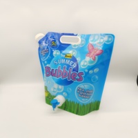 Pochette PE personnalisée de 5 L avec impression en gravure et fonction de sécurité pour liquide à bulles – Conception avec bec verseur et poignée pour emballage de recharge de jouets