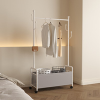 Porte-manteau sur pied en métal style crème, design minimaliste moderne, mobile, luxe léger, organisateur de vêtements tendance