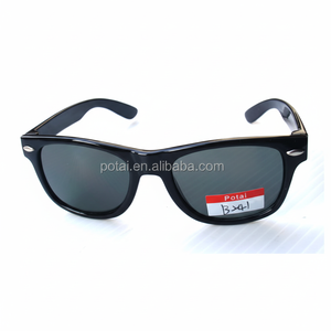 Gafas de Sol de moda con estilo para mujer con lentes de espejo y Marco de PC que incluye accesorio de cadena - Product Image 1