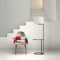 Lampadaire de style européen moderne et minimaliste en tissu avec structure en fer pour salon, bureau, chambre à coucher, design vertical, lampe de table basse