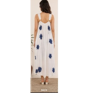 Robe en jean de qualité export avec broderie, tenue décontractée et élégante pour femme, idéale pour les boutiques et le quotidien, disponible en gros - Product Image 4