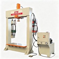 Presse hydraulique à portique personnalisée de 63 tonnes, utilisée pour le formage de matériaux composites et le emboutissage profond de tôles.