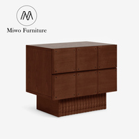 Table de chevet moderne du milieu du siècle en bois massif avec base cannelée, tiroir modulaire et rangement pour chambre à coucher et mobilier de maison
