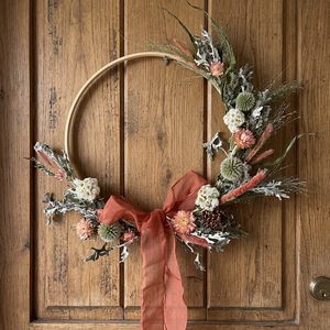Corona rústica de metal con flores secas y cinta roja, arreglo floral decorativo hecho a mano para Navidad - Product Image 6