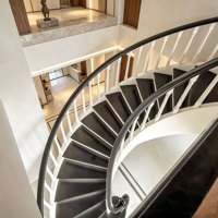 Escalier en colimaçon courbé sur mesure pour hôpital et villa, marches en bois massif, garde-corps en verre moderne, escalier rotatif intérieur, écologique