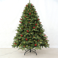 Sapin de Noël traditionnel pré-éclairé, branches complètes avec des pommes de pin, des baies et des lumières douces, support robuste pour une ambiance festive chaleureuse