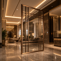 Paravent en verre à grille métallique avec cadre en bronze brossé, grands panneaux réfléchissants, sur mesure pour hall d'hôtel