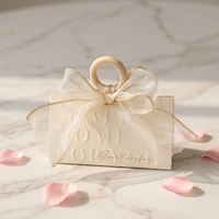 Boîte à bonbons de luxe pour mariage, boîte cadeau souvenir triangulaire créative à tenir en main avec anneau en bois et ruban pour les faveurs de fête de fiançailles