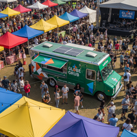 Promotion : Camionnette Rouge Entièrement Équipée pour Cuisine Mobile, Camion de Restauration pour la Vente de Burgers en Ambiance Urbaine