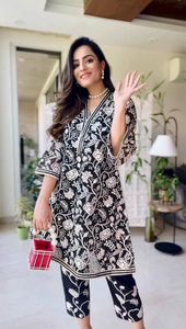 Colección de mujeres indias Ropa étnica elegante Mujeres Premium Rayón Sólido Fiesta Festival Ropa para mujeres y niñas - Product Image 5