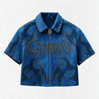 Veste OEM personnalisée en daim bleu avec motif tribal à lettres cloutées, manches courtes, fermeture éclair intégrale, col ouvert, coupe courte et ample