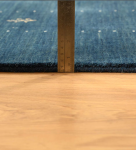 Alfombra Gabbeh azul de lana de inspiración tribal con diseños geométricos diseñados para mejoras de habitación contemporáneas cálidas - Product Image 4