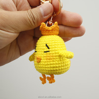 Porte-clés Poulet au Crochet Fait Main Crown Chick, Adorable Poupée Amigurumi en Fil Tricoté, Breloque de Sac, Cadeau Positif, Travail d'Aiguille