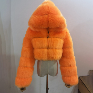 Veste en fausse <span class=keywords><strong>fourrure</strong></span> pour <span class=keywords><strong>femme</strong></span> <span class=keywords><strong>avec</strong></span> <span class=keywords><strong>capuche</strong></span> et bas évasé pour un impact visuel spectaculaire - Product Image 1