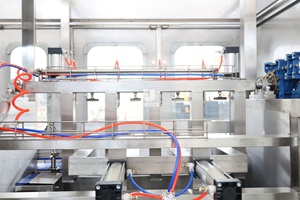 Ligne de production entièrement automatique 3-en-1 pour le remplissage et le bouchage de bidons en PEHD de <span class=keywords><strong>15L</strong></span>/10L pour <span class=keywords><strong>eau</strong></span> pure, huile et produits chimiques - Product Image 2