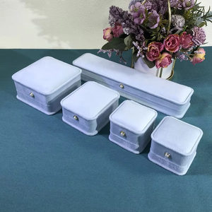 กล่องแหวนหมั้นกำมะหยี่พรีเมียม กล่องใส่เครื่องประดับทรงสี่เหลี่ยมสีฟ้าอ่อนพร้อมกระดุมมุกสำหรับให้เป็นของขวัญและจัดแสดง - Product Image 4