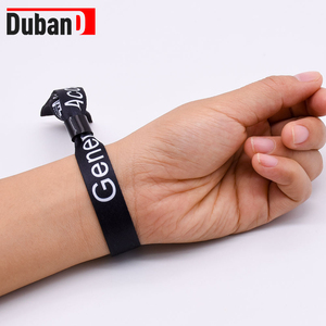 Vente en gros de bracelets en tissu polyester avec logo <span class=keywords><strong>personnalisé</strong></span> avec serrures en <span class=keywords><strong>plastique</strong></span> bracelets en tissu de haute qualité pour événements - Product Image 6