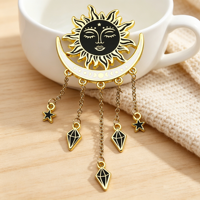 Lencana Kerah Sun Moon Pabrik Kunshan Berlapis Emas dengan Rantai Gantung Berhiaskan Bintang, Pin Rantai Enamel Keras Kustom