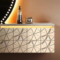 Meuble-lavabo de salle de bain haut de gamme de luxe avec miroir intelligent LED, vasque en céramique et comptoir en marbre pour hôtels, villas et restaurants.