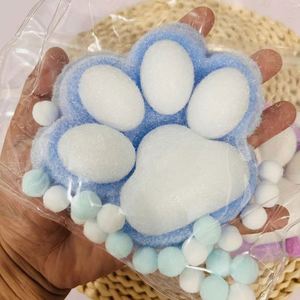 Jouet géant en peluche patte de chat à presser, jouet anti-stress Kawaii à rebond lent pour adultes, pour soulager le stress et la tension - Product Image 1
