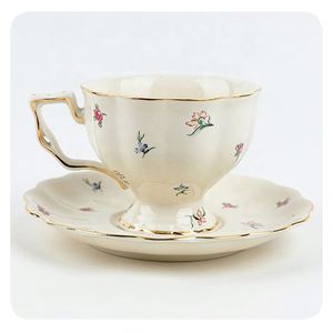 Cerchioni in oro dipinti a mano francese Cervelli da caffè in ceramica e <span class=keywords><strong>set</strong></span> da tè di <span class=keywords><strong>due</strong></span> tazze e piattini in porcellana teiera da caffè - Product Image 3