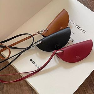 Organizador de gafas semicircular asequible, estuche de cuero PU para gafas, colgante de moda para gafas con cordón - Product Image 1