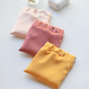 Nouveau mini sac en satin de soie double couche avec fermeture à fermoir et motif lettres, sangle dorée, rangement pour écouteurs et porte-monnaie - Product Image 2